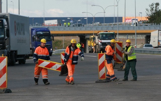 Bydgoska GDDKiA podpisała umowę na dokończenie budowy odcinków autostrady A1 z Czerniewic do Kowala. Nowa trasa ma być gotowa już za rok. 

Umowa na budowę A1 podpisana
