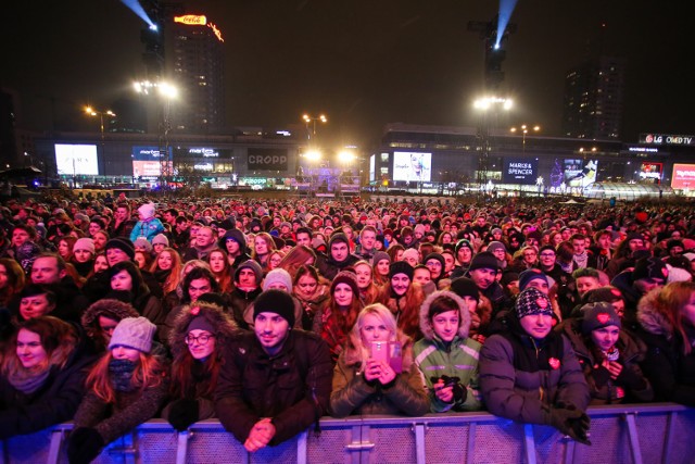 WOŚP, Warszawa 2017. Tłumy warszawiaków pod sceną przy Pałacu Kultury [ZDJĘCIA]