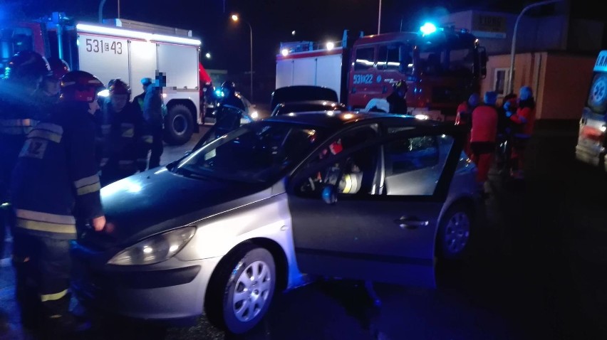 Zderzenie dwóch aut w Sieradzu. Do wypadku doszło na skrzyżowaniu Wojska Polskiego i Mickiewicza