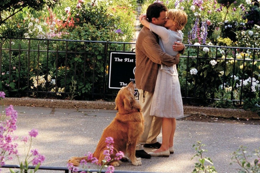 Ten uroczy pocałunek należy do Meg Ryan i Toma Hanksa w filmie "Masz wiadomość"