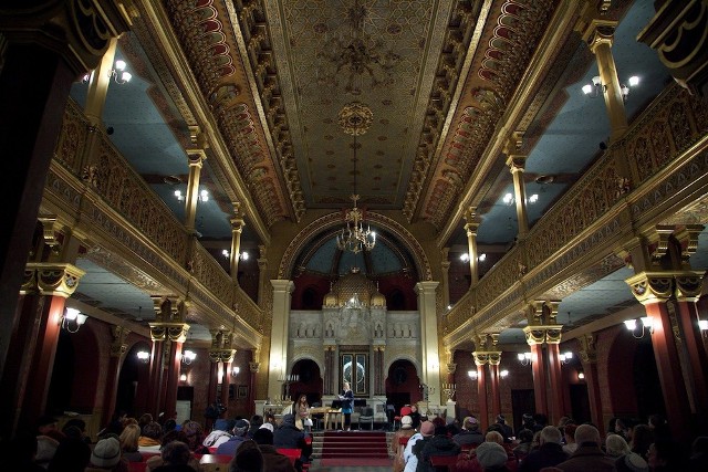 Zgromadzeni w Synagodze Tempel słuchają prezentacji o historii Judaizmu Postępowego na ziemiach polskich