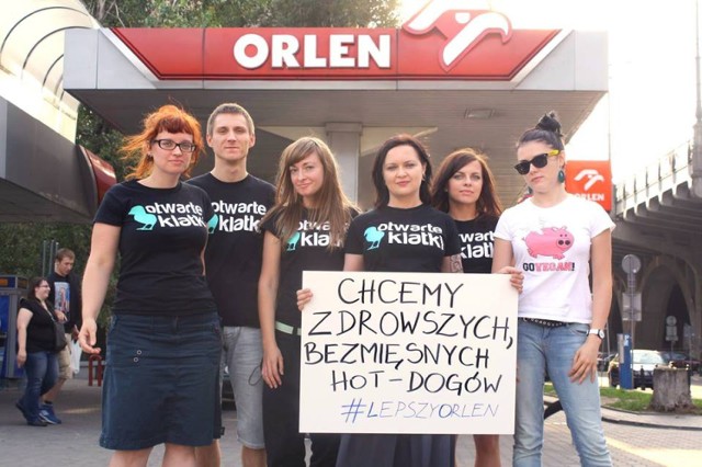 -&nbsp;Zrób sobie zdjęcie pod stacją Orlen - powiedz, że też chcesz roślinnych opcji, kiedy podróżujesz - zachęcają aktywiści ze Stowarzyszenia Otwarte Klatki.