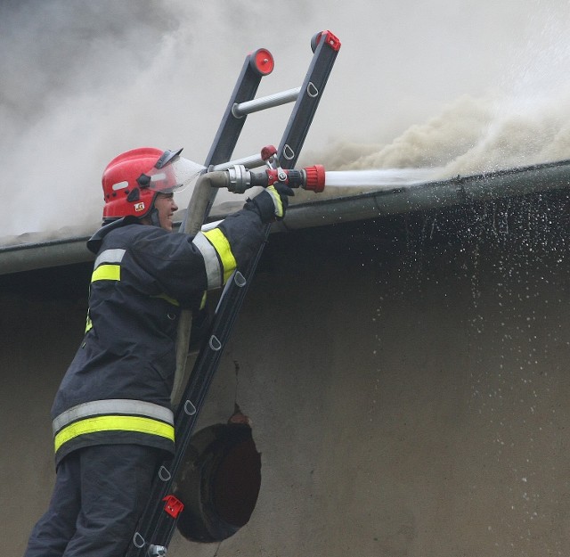 47 strażaków przez kilka godzin zmagało się z ogniem, ale drewniany budynek spłonął doszczętnie