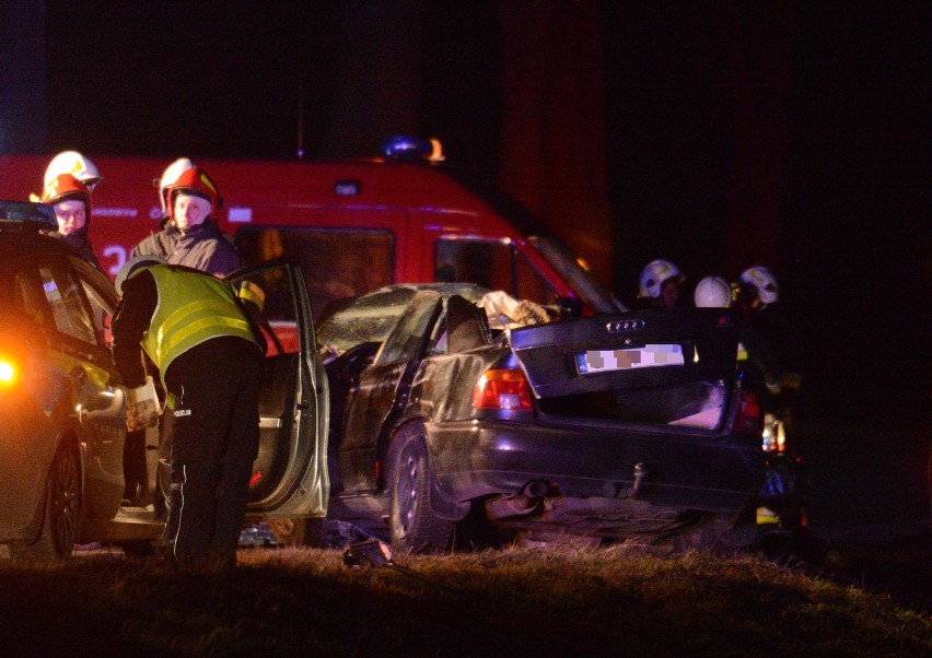 Śmiertelny wypadek w Sulnowie pod Świeciem. Nie żyje 22-latek. Kierowca uciekł z miejsca zdarzenia [wideo, zdjęcia]