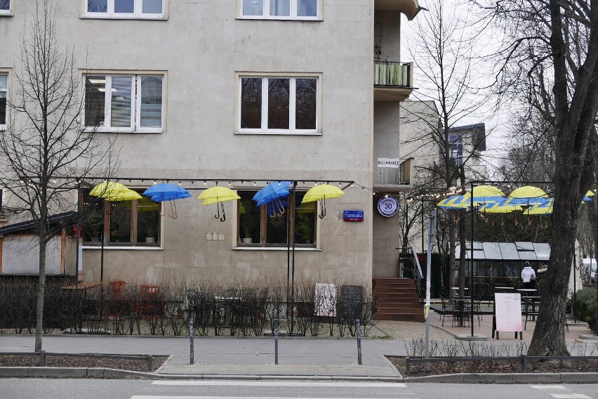 Słynna restauracja na Saskiej Kępie zmieniła wystrój. To gest solidarności z Ukraińcami