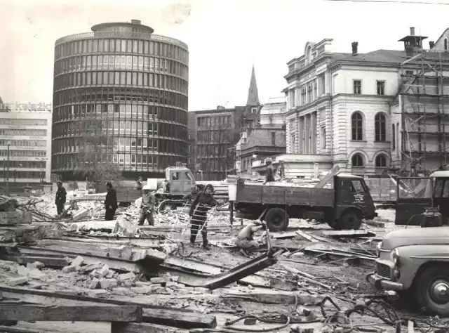 Centrum Poznania w latach 60. i 70. wyglądało zupełnie inaczej. Później jednak wiele budynków legło w gruzach. 

Najpierw wzdłuż dzisiejszej ul. Święty Marcin wyburzono kamienice, a w ich miejscu powstały Domy Towarowe Alfa. Następnie zniszczone zostały budynki przy ul. 27 Grudnia. 

Zobacz unikatowe zdjęcia z tamtego okresu! Przejdź dalej --->