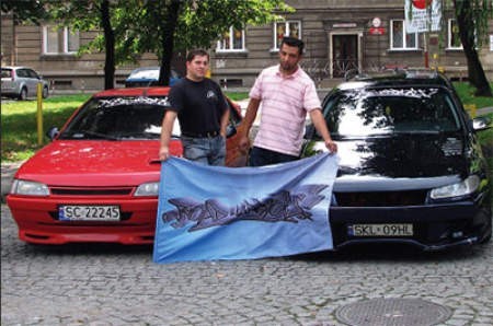 Sebastian Bielas i Marcin Malicki z klubu Road Warriors obok swych samochodów &amp;#8211; na torze w Wyrazowie mogliby organizować zawody takich tuningowanych pojazdów. PIOTR PIESIK