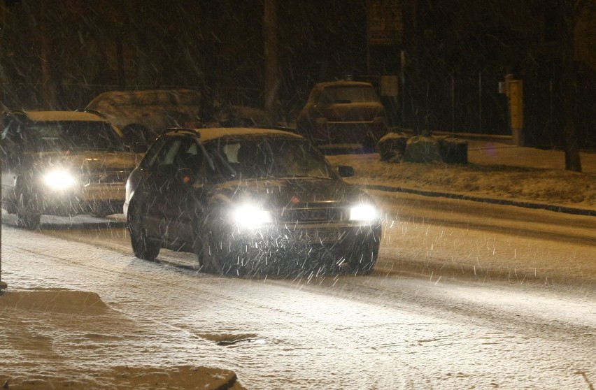 Atak zimy w Warszawie. Trudne warunki na drogach [ZDJĘCIA]