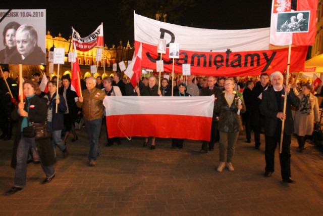 Modlitwa i pieśni patriotyczne kontra "Kardynalny błąd" i "Wawel ...