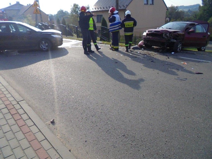 Wypadek obok szkoły w Kobylu, zderzyły się trzy samochody osobowe [ZDJĘCIA]