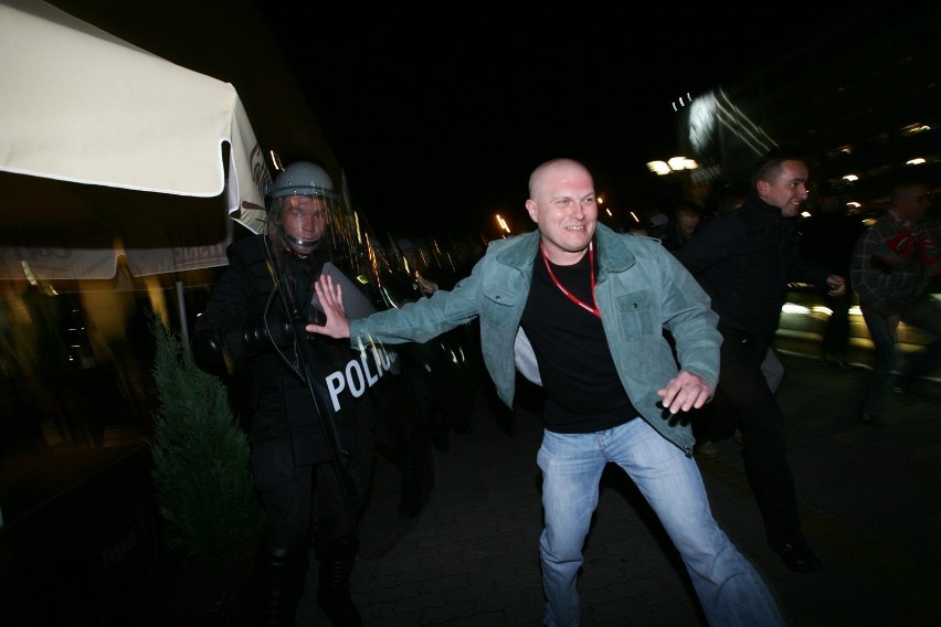 Kraków: Kibicowska bójka na lotnisku w Balicach. Policja ćwiczyła na Euro 2012 [ZDJĘCIA, VIDEO]