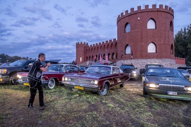 W sobotę w Poznaniu odbył się AMCAR Castle DAY, czyli zlot właścicieli amerykańskich samochodów. Na poznańskim Dębcu przed zamkiem koło zjazdu na autostradę można było podziwiać piękne modele takich marek jak Dodge, Chrysler, Ford, czy Cadillac. 

Zobacz zdjęcia ---->