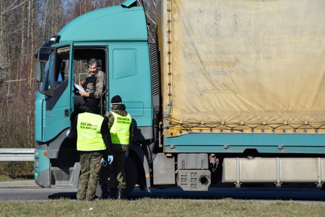 Każdy wjeżdżający do Polski poddawany jest kontroli sanitarnej. Musi też pozostawić informacje o miejscu pobytu