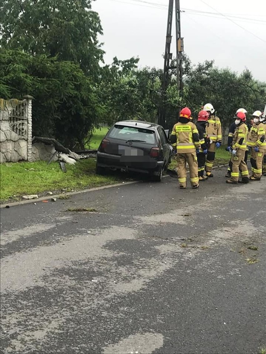 W Gorzycach golf roztrzaskał się na ogrodzeniu posesji