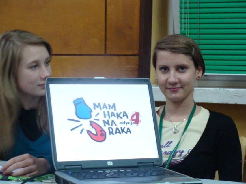 Uczniowie "Kaspra" biorący udział w akcji  „Mam haka na raka"