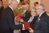 Małżeńskie jubileusze w USC w Tomaszowie Maz. Były medale, kwiaty i szampańskie toasty (Foto + film)