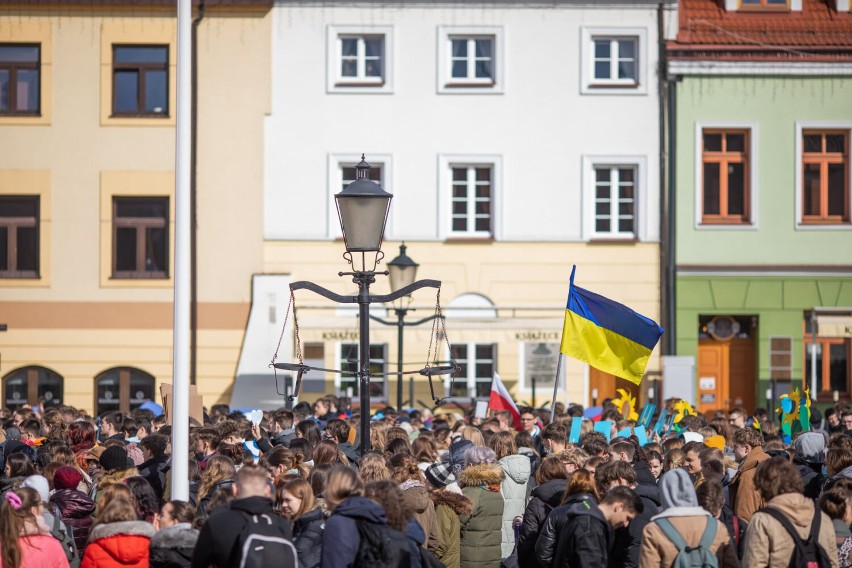 Solidarni z Ukrainą. Ploccy uczniowie pokazali wsparcie w antywojennym wiecu [ZDJĘCIA]