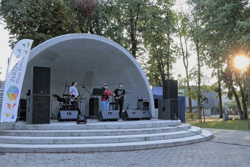 Występ zespołu Danger ze Szczecinka w Muszli Koncertowej Parku Miejskiego w Złotowie. Rockowa muzyka rozgrzała publiczność.