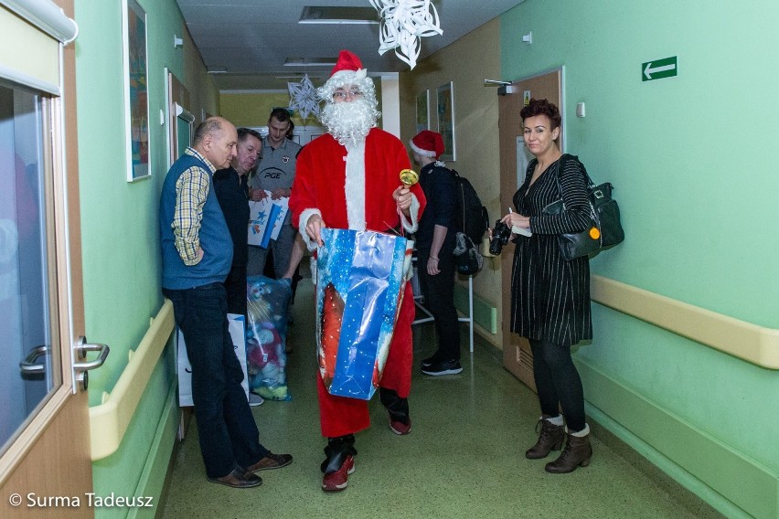 Ale wysoki Mikołaj! Spójnia Stargard z prezentami i życzeniami na oddziale dziecięcym stargardzkiego szpitala ZDJĘCIA, WIDEO