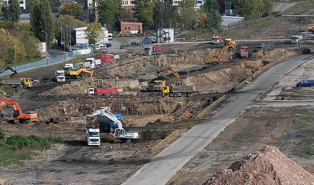 Przypomnijmy, że na potrzeby przyszłego podziemnego dworca powstaje wykop, który będzie mieć ponad 400 m długości, 120 m szerokości i 20 m głębokości. 

Zobacz więcej zdjęć: Powiększa się wykop na Dworcu Fabrycznym [ZDJĘCIA]