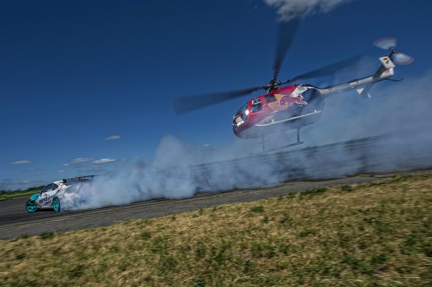 Baumgartner i Przygoński połączyli samochodowy drift z lotem helikoptera. Zobaczcie, jak to zrobili