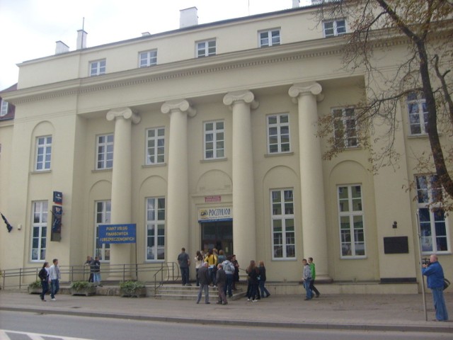 Zwiedzanie rozpoczęło się od budynku Poczty Polskiej, kt&oacute;ry powstał w latach 1925 - 1927 i od początku służył jako siedziba tej instytucji. Fot. Krzysztof Krzak