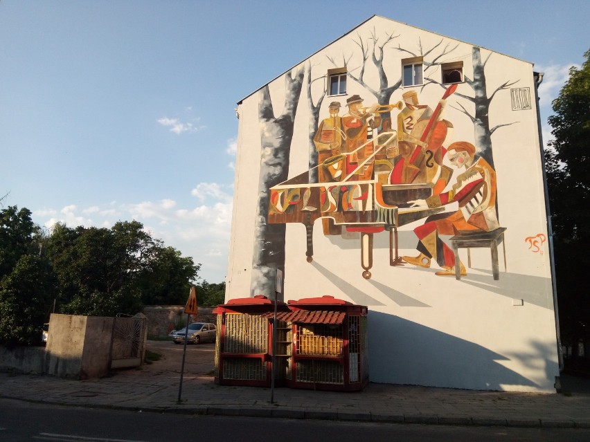 Mural na kamienicy przy ulicy Górnośląskiej w Kaliszu można...