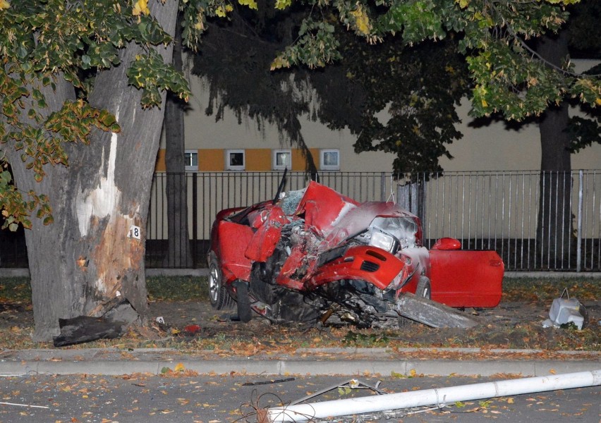 Wypadek w Zamościu: 33-latek uderzył w latarnię i w drzewo