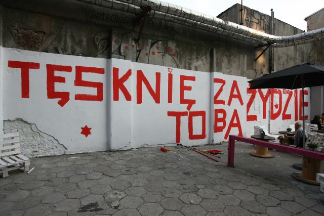 Rafał Betlejewski prowadzi akcję "Tęsknię za Tobą, Żydzie", która polega na malowaniu hasła w różnych miejscach polskich miast oraz obserwacji tego, co się z nimi dzieje