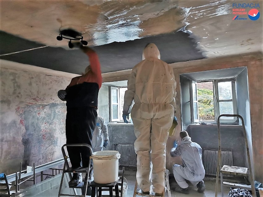 Wolontariusze z Cementowni Chełm pomogli w remoncie spalonego domu