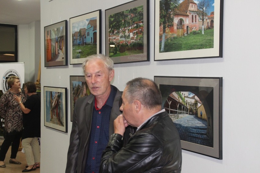 Wystawa „Transylwania Siedmiogrodem zwana” Włodzimierza Tyczyńskiego w MBP w Radomsku. Zdjęcia