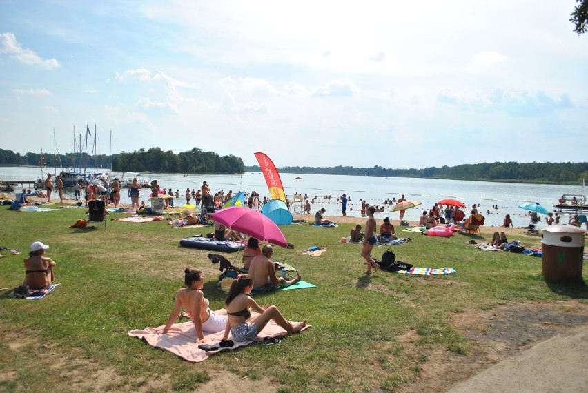 Przy plaży znajduje się wypożyczalnia jachtów, łodzi,...