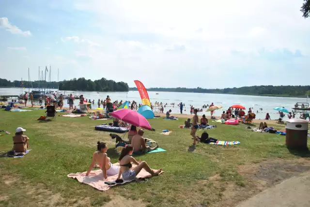 Przy plaży znajduje się wypożyczalnia jachtów, łodzi, rowerów wodnych oraz kajaków.