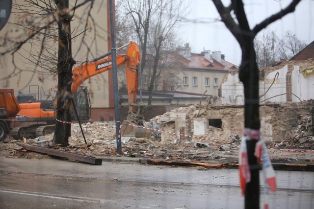 Trwa rozbiórka zniszczonego budynku. Zachowana zostanie część kondygnacji nadziemnej i piwnica