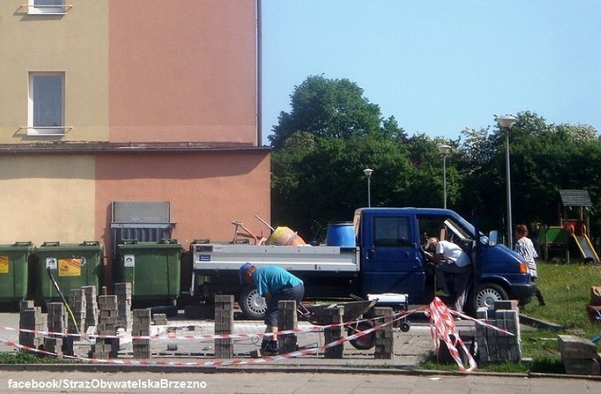 Gdańsk Brzeźno, 2016.05.24. Powstaje obudowa śmietnikowa dla...