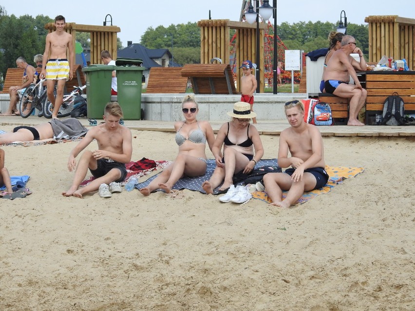 Żar nie lał się z nieba, ale w Korycinie plaża była pełna ludzi (zdjęcia)   