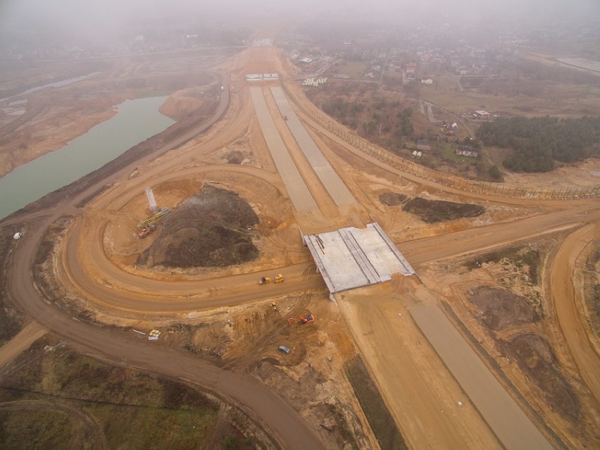 Autostrada A1 z lotu ptaka. Leją już beton! Węzły w Rząsawach, Lgocie i Blachowni ZDJĘCIA 