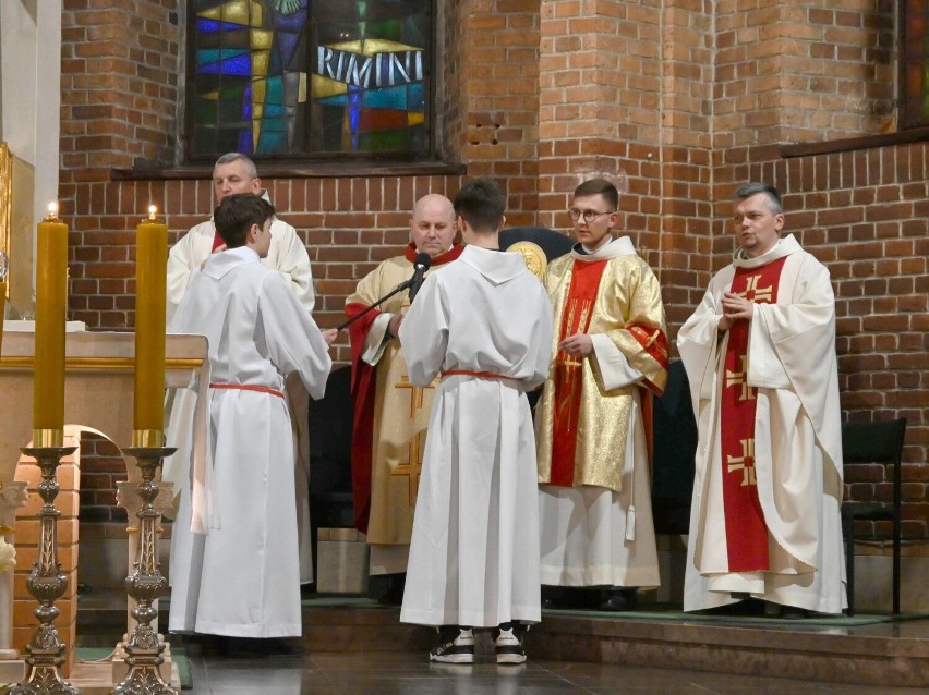 Kapłan umył stopy mężczyznom w sanktuarium w Jaśle. Zobaczcie zdjęcia z Mszy Wieczerzy Pańskiej u ojców franciszkanów