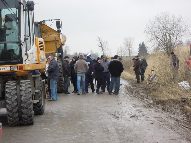 Mieszkańcy Żurawlowa koczowali przy miejscu planowanych przez Chevron prac od godz. 6 rano. Odeszli dopiero późnym popołudniem. Na drodze zebrało się około 50 osób.