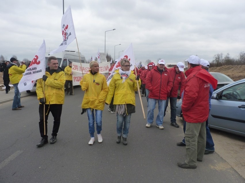 Manifestacja w JYSK w Radomsku. Pracownicy protestują i domagają się wyższych pensji [ZDJĘCIA]