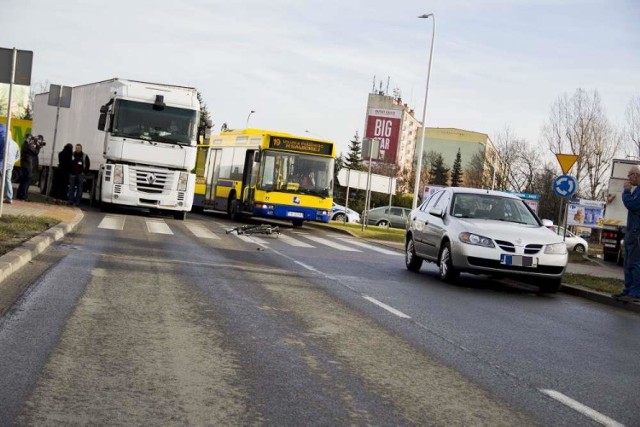 Samochód potrącił rowerzystę na alei Wojska Polskiego w Kaliszu