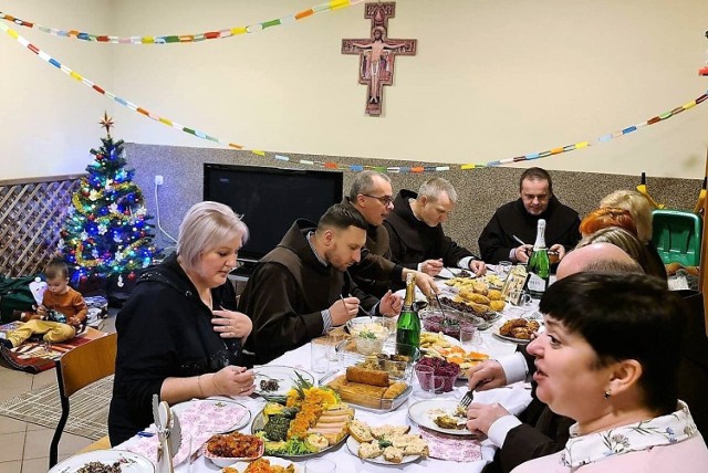 Przebywający w Pakości Ukraińcy obchodzili prawosławne Boże Narodzenie. W Wigilii uczestniczyli wraz z nimi zaproszeni oficjalni goście i ojcowie z miejscowego klasztoru franciszkanów