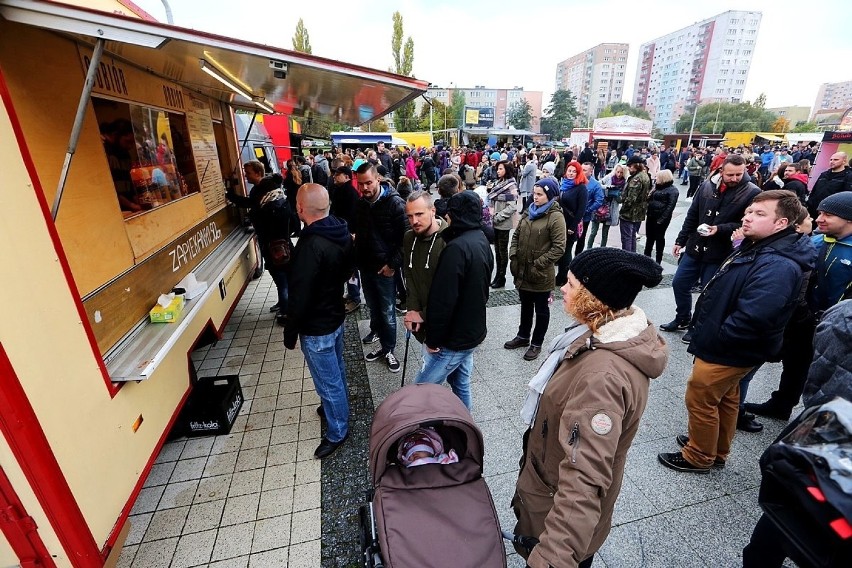 Zlot food trucków w Szczecinie. Przyjdź w weekend na parking Atrium Molo 