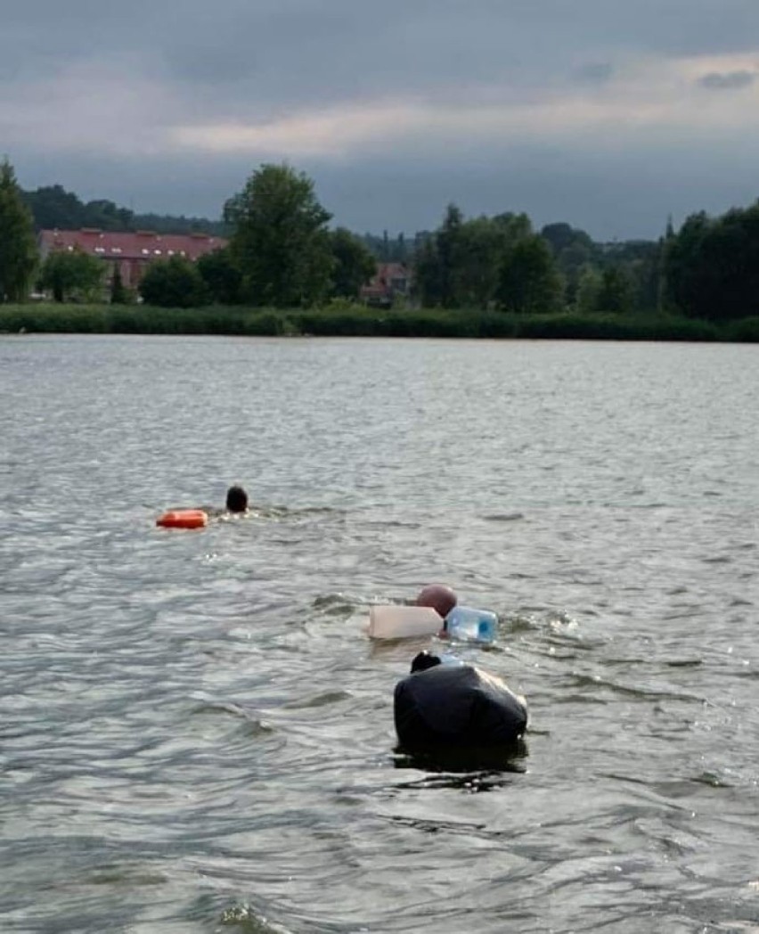 WOPR w Chodzieży musiał pomóc dwójce mężczyzn. Nie uwierzycie, z czym chcieli przepłynąć jezioro!  