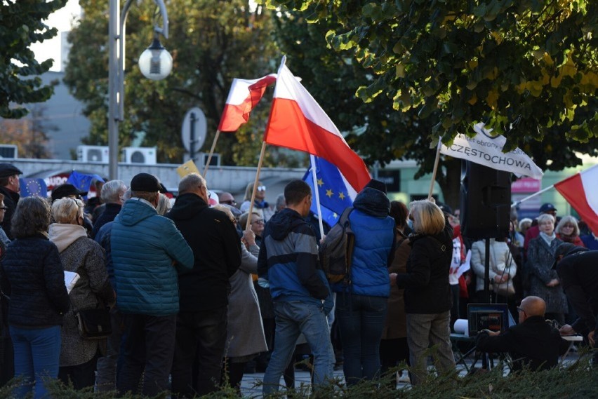 Mieszkańcy Częstochowy manifestowali pod hasłem "My zostajemy w Unii". Protestujący zgromadzili się pod biurem poselskim PiS