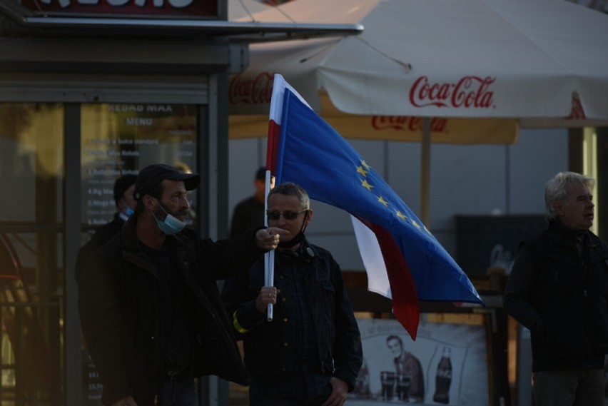 Mieszkańcy Częstochowy manifestowali pod hasłem "My zostajemy w Unii". Protestujący zgromadzili się pod biurem poselskim PiS