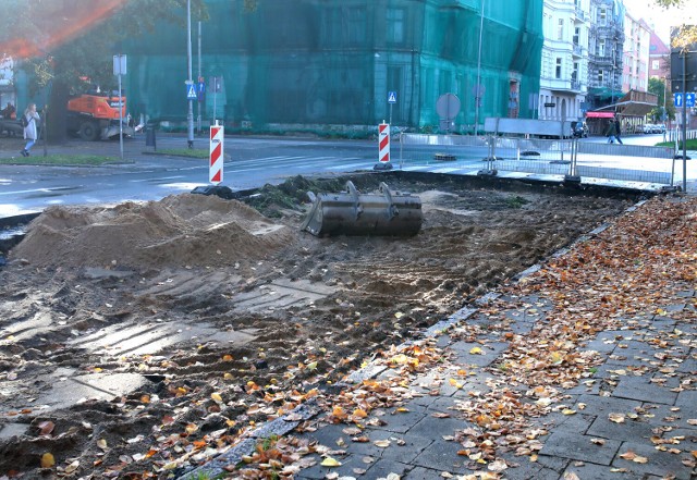Trwają prace na placu Zwycięstwa w Szczecinie. Co dokładnie się zmieniło? Gdzie są przystanki? Sprawdź ->>>