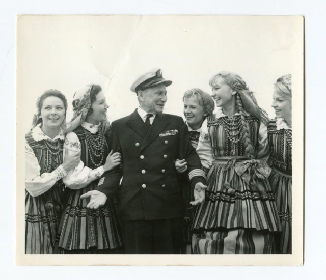 Kapitan Tadeusz Meissner z aktorką Elżbietą Czyżewską i artystkami z zespołu „Mazowsze” na pokładzie m/s „Batorego”, 1963 r