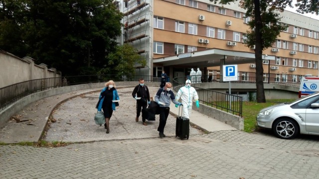 Autokar, na którego pokładzie znajduje się 32 chorych z pozytywnym wynikiem testu na Covid-19 wyruszył z izolatorium w Grudziądzu w stronę izolatorium w Ciechocinku