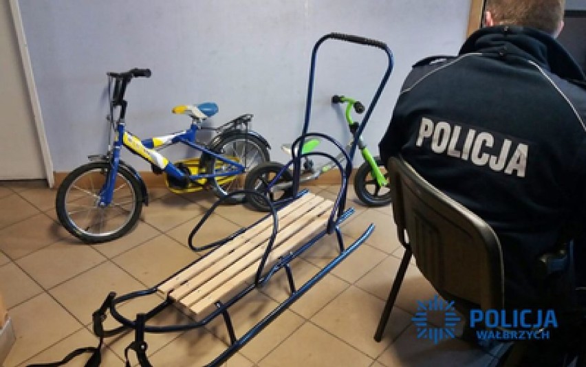 Policjanci z Boguszowa-Gorc zatrzymali 26-latka, który z pomieszczenia gospodarczego ukradł między innymi sanki
